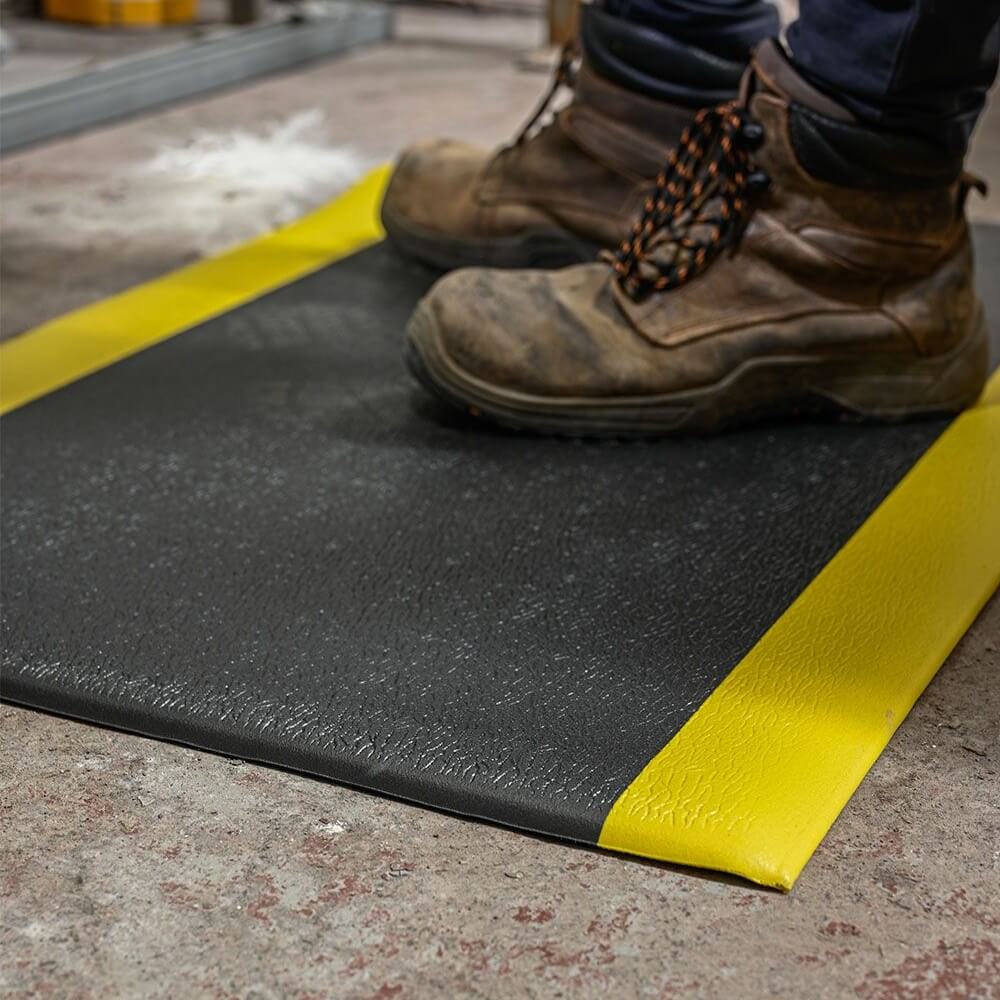 Kumfi Pebble Matting - Black/Yellow
